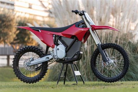 For comparison, the Stark Varg still more than cuts the mustard in terms of power-to-weight ratio. 80 horsepower pushing 260 pounds is still better than the 2022 AMA Pro 450 Motocross championship-winning Yamaha YZ450F by a healthy margin, and the same goes for the KTM KTM 450 SX-F.